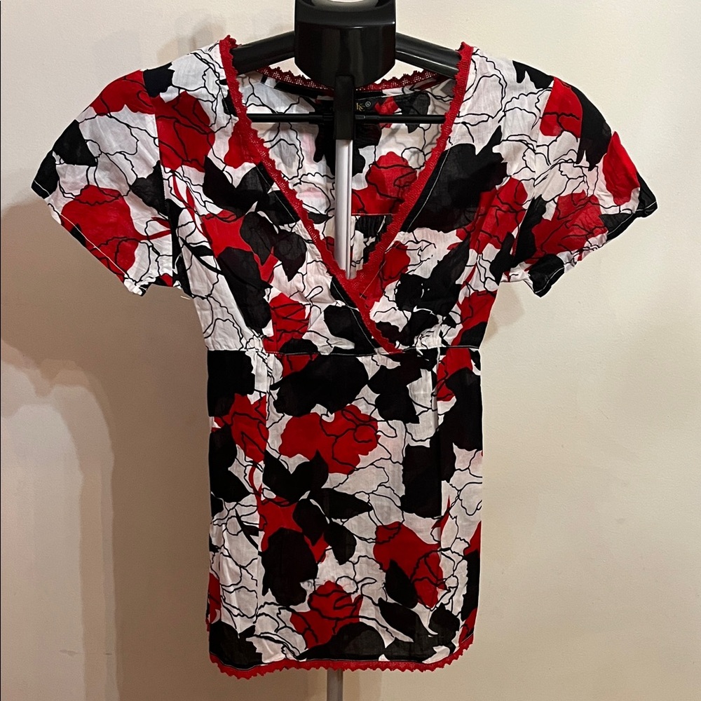 NWT Chaudry Kc Floral V-Neck Women Top - Red and Black